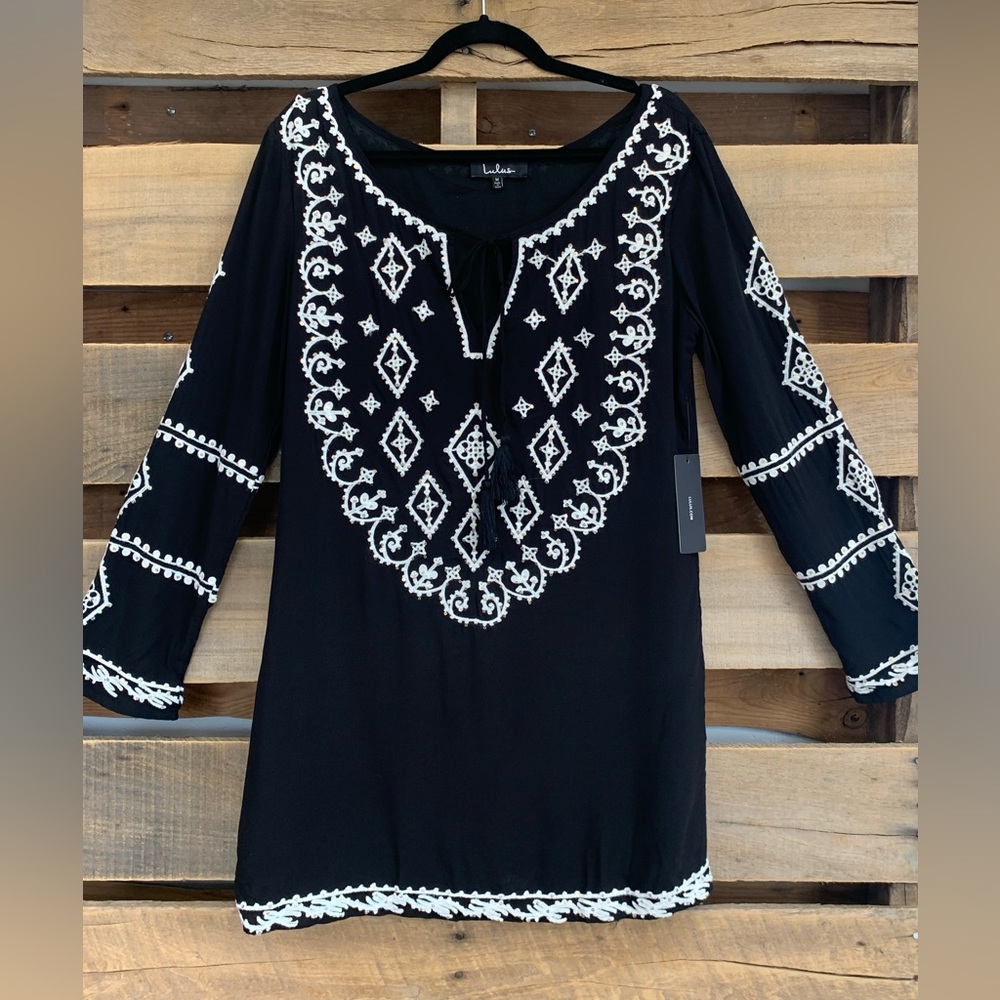 LULU'S Sz M Black Tunic Top  White Embroidery Gold Sequins Bohemian Gypsy